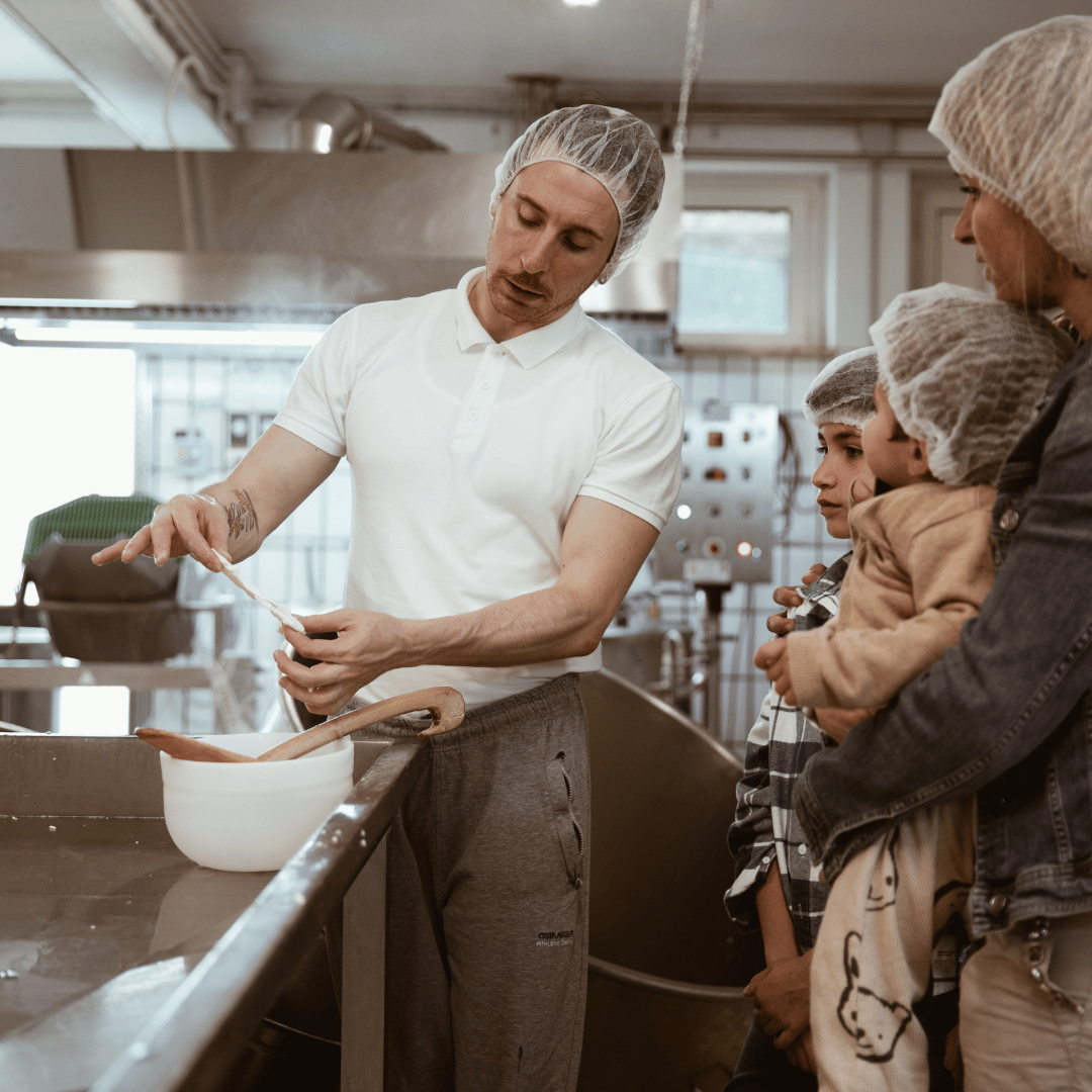 Traditional Cheese Factory Visit with Tasting in Isernia Countryside