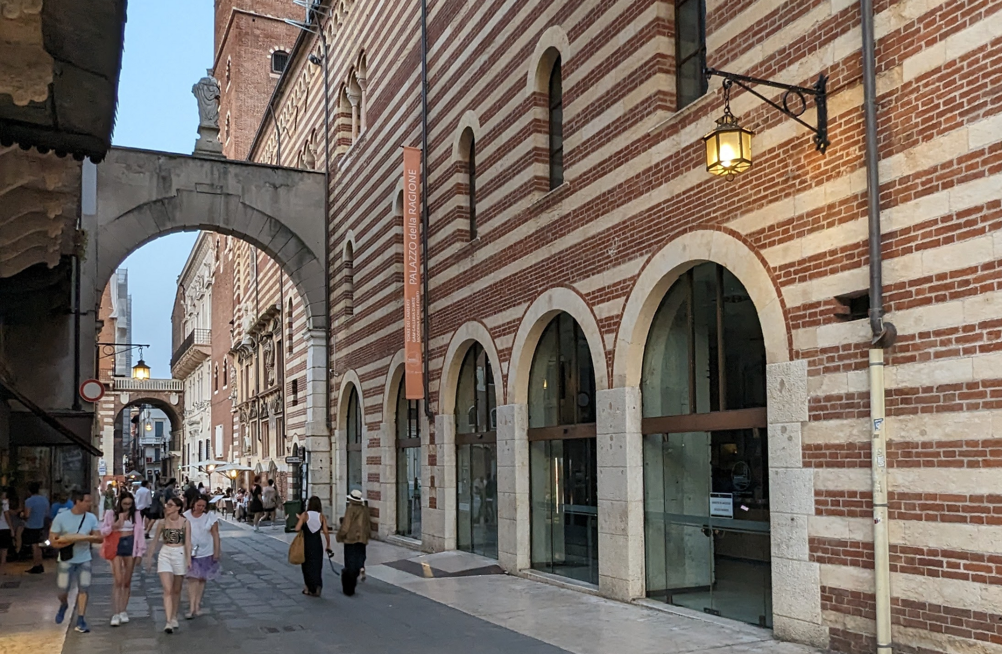 Walking Tour in Verona: 9+ Landmarks with Live Guide