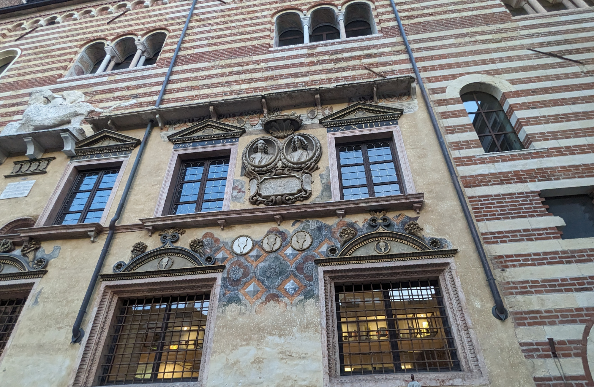 Walking Tour in Verona: 9+ Landmarks with Live Guide