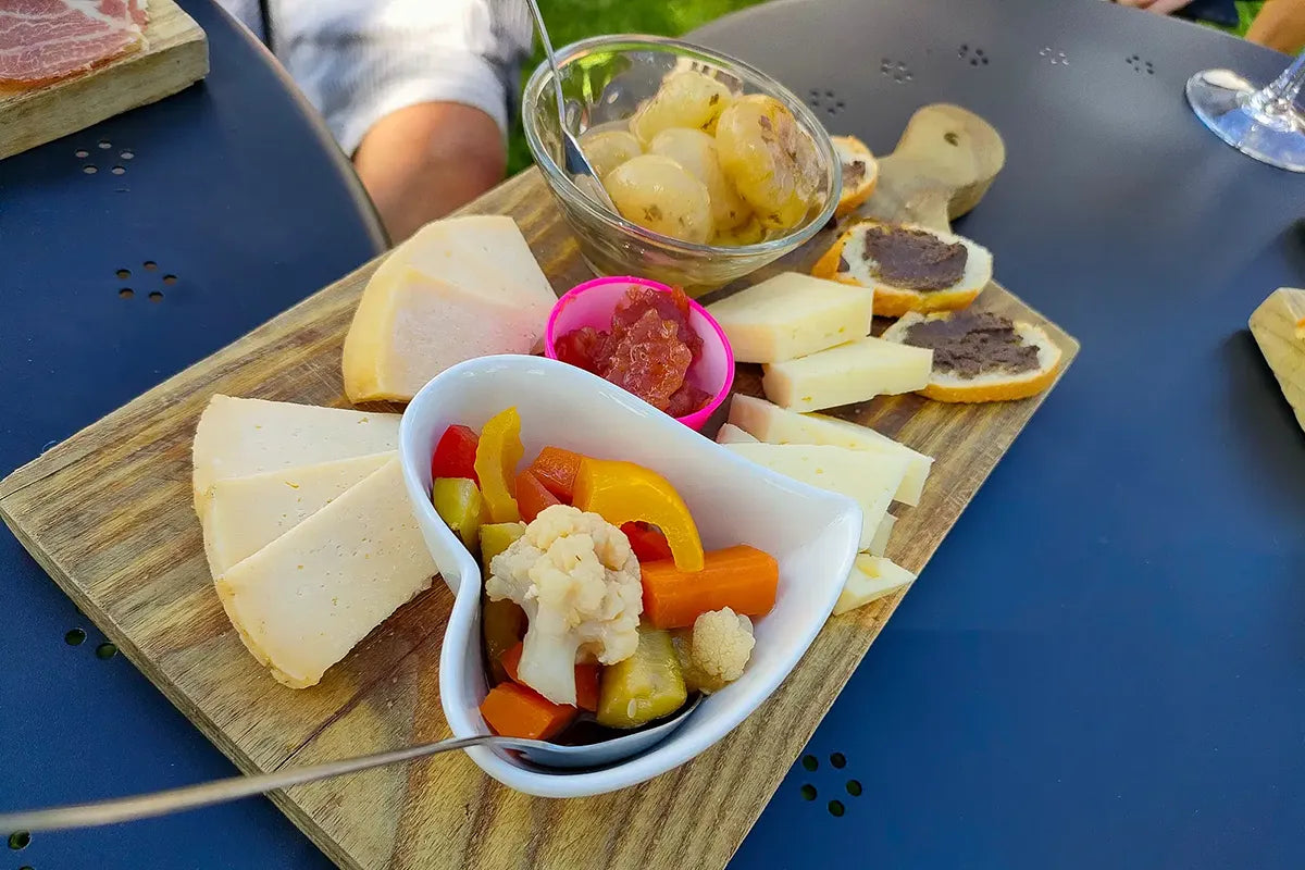 Wine Tasting with local food in Lazise countryside